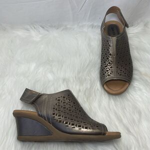 Earth Cascade Platinum Leather Wedge Geometric Sandals Sz 9.5